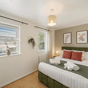  Holiday home East House Near Tube With Parking